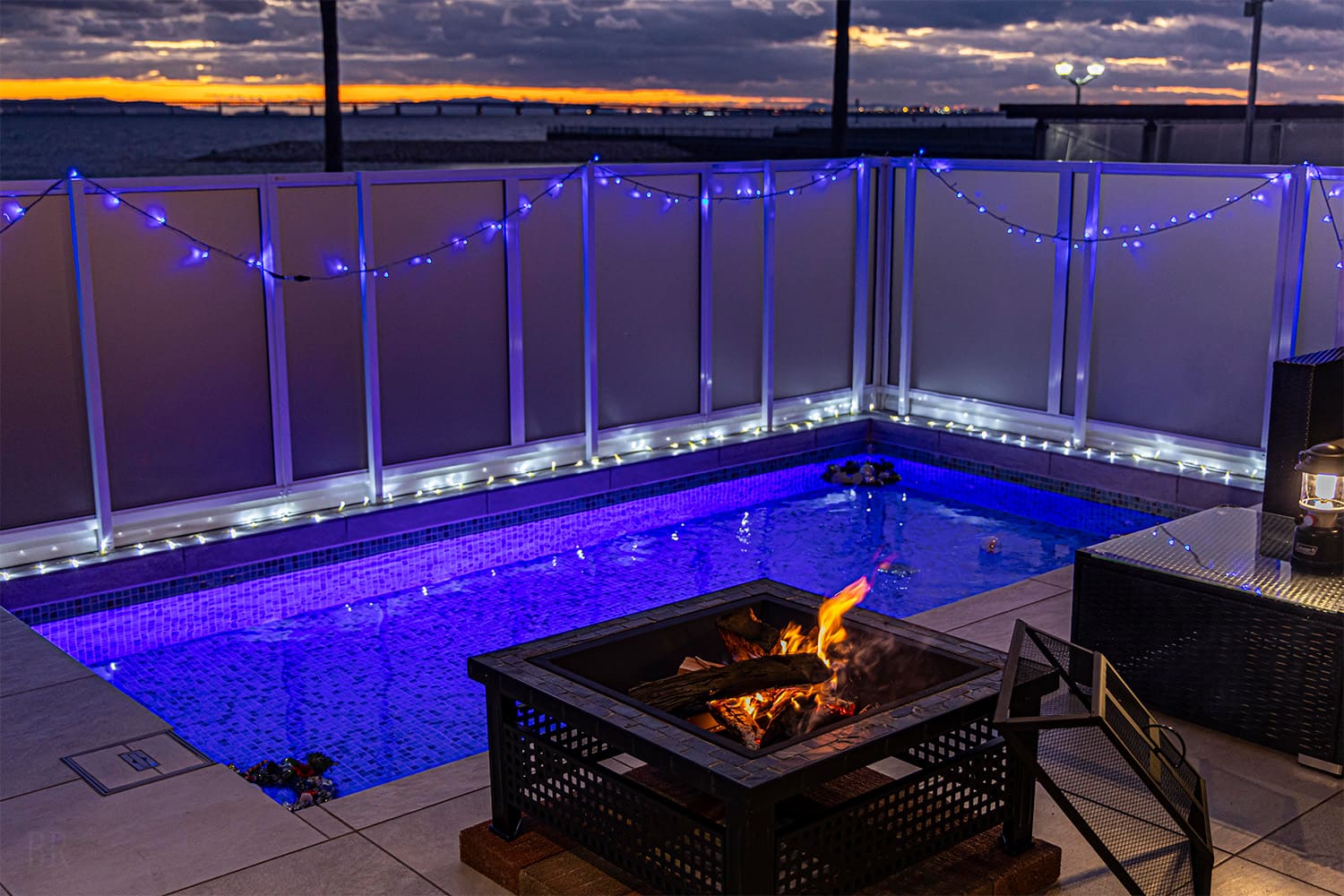 青い海と美しい夕日を一望できる全室オーシャンビューの客室